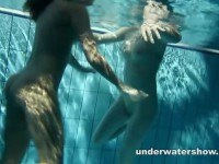 телки купаются голые в бассейне видео